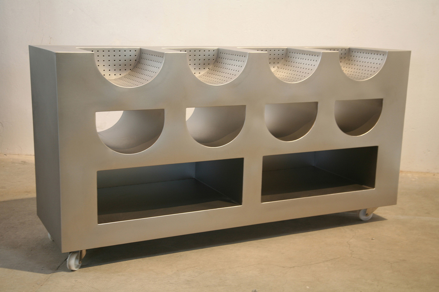 Mueble 2, 2014, acero inoxidable satinado, 98,5 x 180 x 55 cm.
